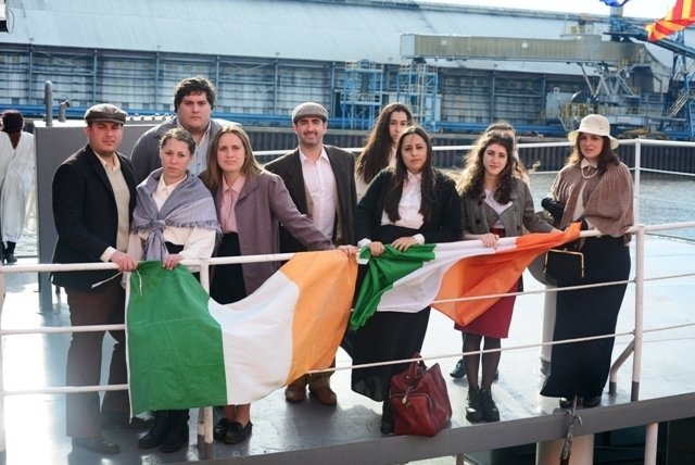 Con un gran público se desarrolló el Arribo Simbólico de Inmigrantes a Berisso
