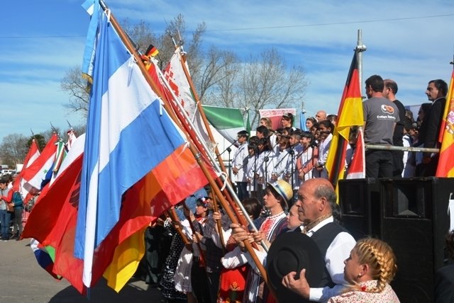 Con un gran público se desarrolló el Arribo Simbólico de Inmigrantes a Berisso