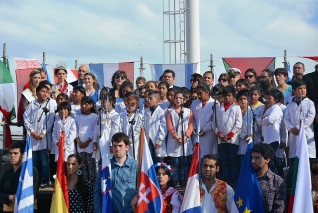 Con un gran público se desarrolló el Arribo Simbólico de Inmigrantes a Berisso
