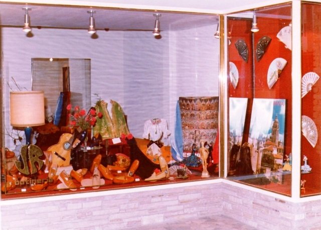 Berisso se viste de Fiesta: decoración de vidrieras en comercios de la ciudad Berisso se viste de Fiesta: decoración de vidrieras en comercios de la ciudad