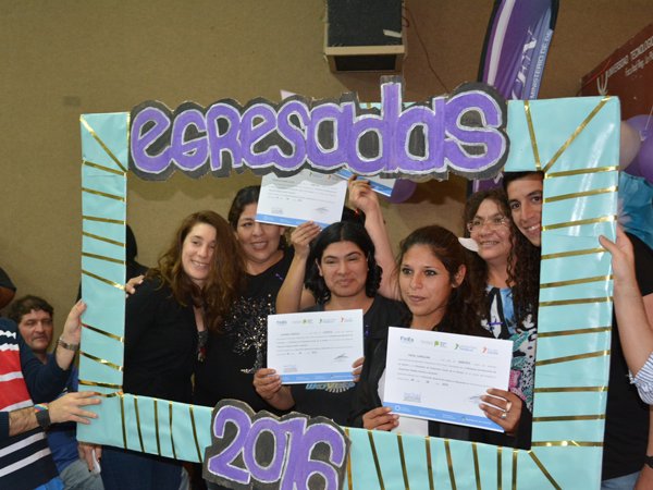 Entrega de certificados de estudio a las egresadas del Programa "FinEs II" en Berisso