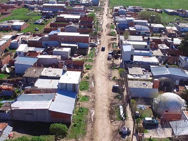 Pavimentación de calle 8: Nedela firmó en el mismo barrio y ante los vecinos el contrato de inicio de la obra