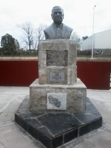 Acto de repudio contra los daños producidos en el monumento a Ricardo Balbín Acto de repudio contra los daños producidos en el monumento a Ricardo Balbín