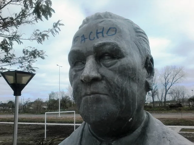 Acto de repudio contra los daños producidos en el monumento a Ricardo Balbín