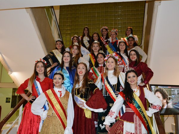 Aniversario de colectividades y coronación de reinas previas a la Fiesta Provincial del Inmigrante