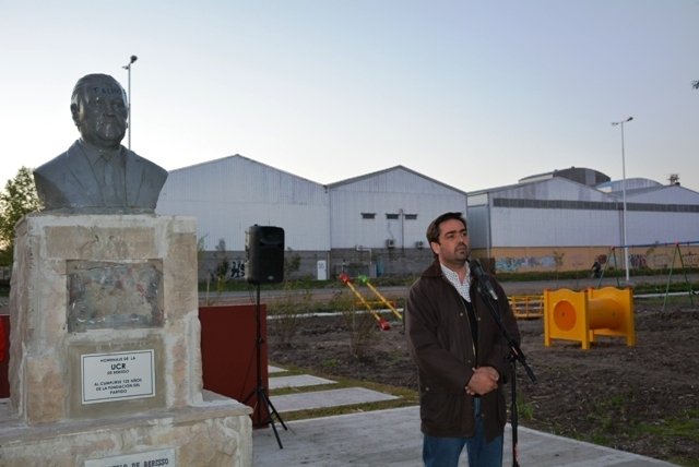 Acto de repudio contra los daños producidos en el monumento a Ricardo Balbín Acto de repudio contra los daños producidos en el monumento a Ricardo Balbín