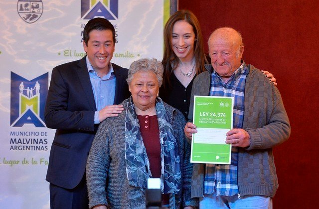 Vidal con Nardini entregaron escrituras en Malvinas Argentinas