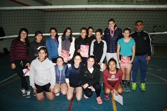 La Escuela Municipal de Voley recibió la visita una de "Las Panteras"