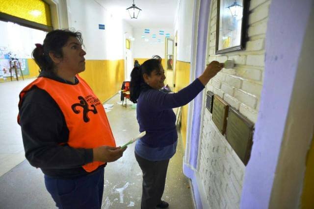 Más de 60 personas realizaron tareas de pintura en entidades educativas