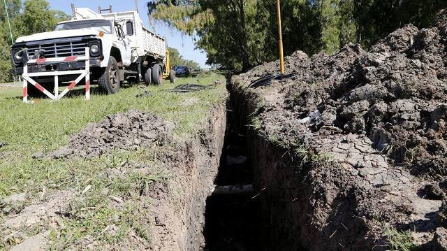 Trabajos de tendido eléctrico en Punta Lara