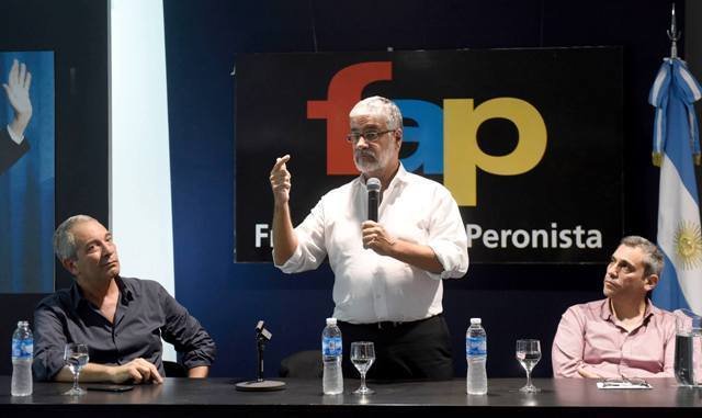 Julio Alak y Roberto Feletti en una charla junto a militantes