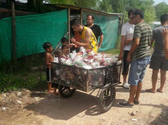 La JP La Cámpora entregó bolsas navideñas en Barrio Obrero y Villa Paula