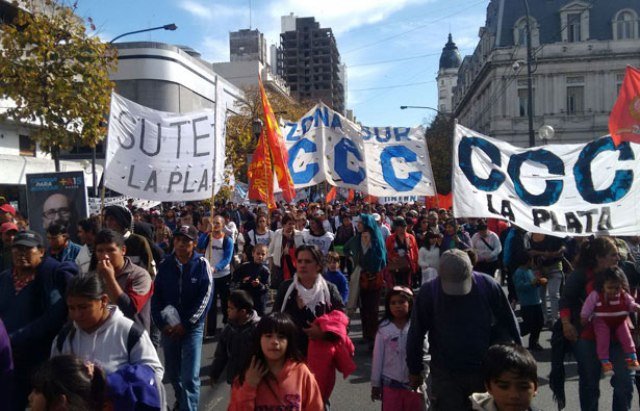 Vecinos de Abasto, Romero y Villa Elvira se movilizan a la Subsecretaría de Tierras