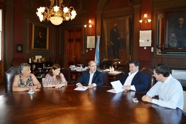 Berisso y la UNLP rubricaron convenio para digitalizar bibioteca de Casa de Cultura Berisso y la UNLP rubricaron convenio para digitalizar bibioteca de Casa de Cultura