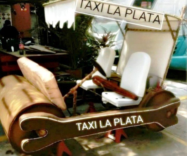 Taxistas enojados por el aumento de la nafta: “Vamos a terminar empujando los autos como Los Picapiedra"