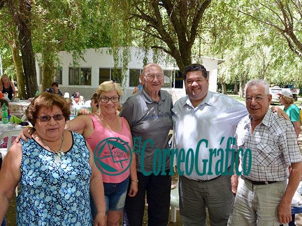 Nedela visitó a los abuelos en su Colonia de Vacaciones