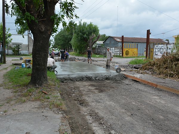 El Municipio de Berisso hizo lo que debía, repara bache de una cuadra de Villa Argüello