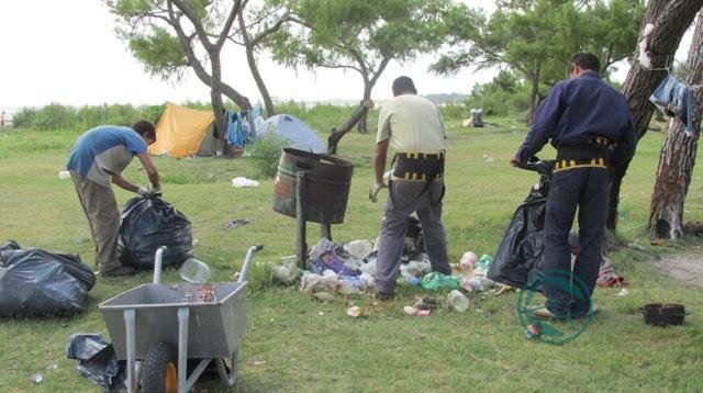 Trabajadores del Puerto La Plata continúan con diversas tareas en la Isla Paulino Trabajadores del Puerto La Plata continúan con diversas tareas en la Isla Paulino