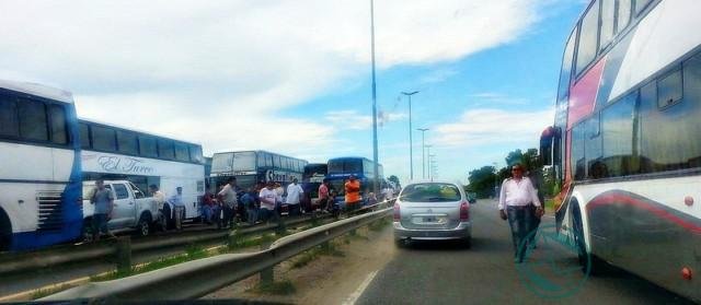 Choferes de micros de turismo particular protestaron en La Plata y cortaron Ruta 2