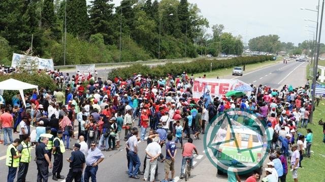 Productores hortícolas platenses cortaron ruta 2 y siguen exigiendo ayuda al gobierno tras el temporal