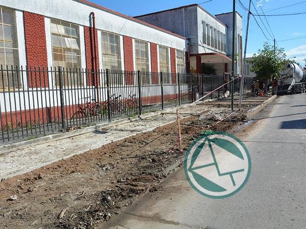 El Municipio realizó el arreglo la vereda de la Escuela Nº 3 “Hipólito Irigoyen”