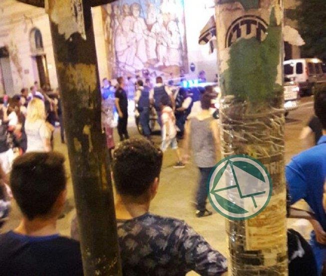 Mientras Secco apretaba el pomo, la Policía Local apretaba a jóvenes