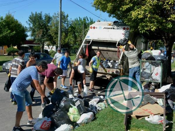 Funcionarios juntaron la basura en el plan de Emergencia Sanitaria