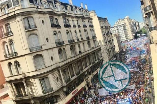 Multitudinaria marcha docente en reclamo de la convocatoria a la paritaria nacional