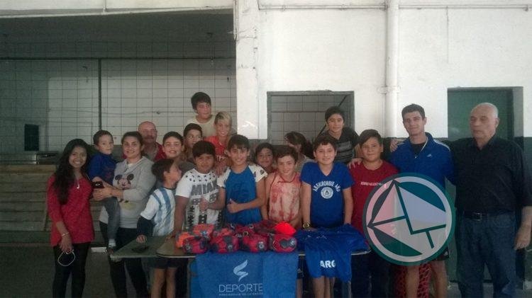 Entrega de materiales para la Escuela de Iniciación Deportiva de Handball en el Club El Carmen