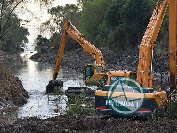 Trabajos de perfilado y limpieza profunda de los canales lindantes a Avenida 66