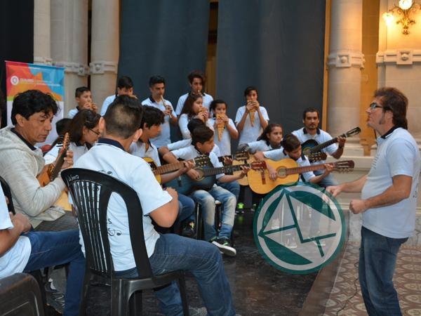 La Orquesta Escuela de Berisso recibió nuevos instrumentos