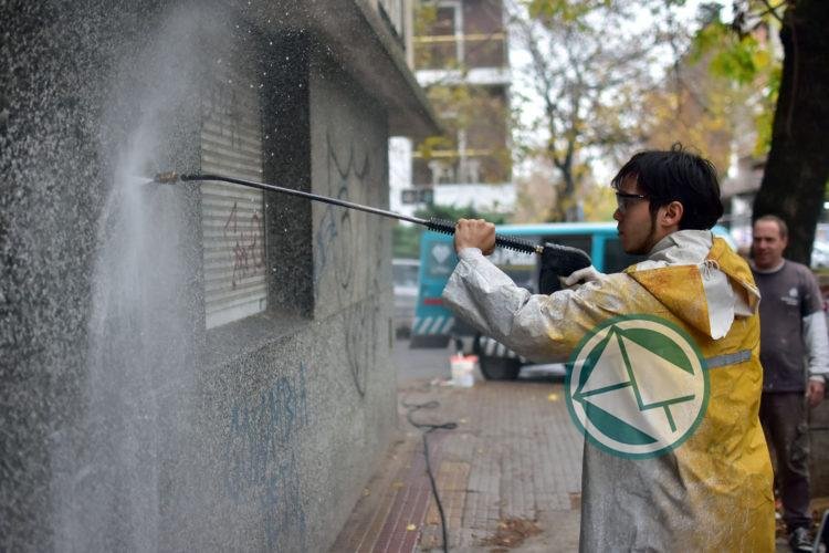 Operativo especial en La Plata de limpieza para atacar los frentes vandalizados