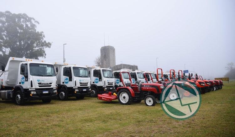 Garro presentó nuevos camiones y tractores para Centros Comunales Garro presentó nuevos camiones y tractores para Centros Comunales