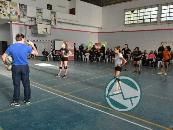 Javier Weber realizó una clínica deportiva sobre Voley