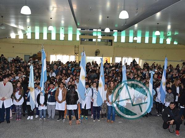 600 alumnos participaron de la ceremonia de Promesa de Lealtad a la Bandera