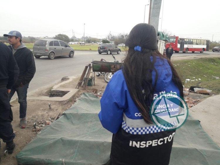 Controles sobre la venta ambulante en la rotonda de 25 y 520 de La Plata