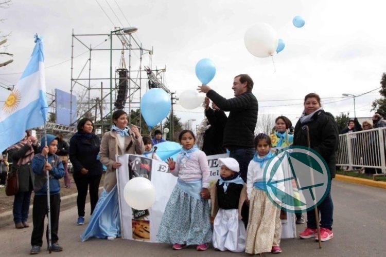 Con desfile y la música de bandas locales, Hernández celebró 129 años