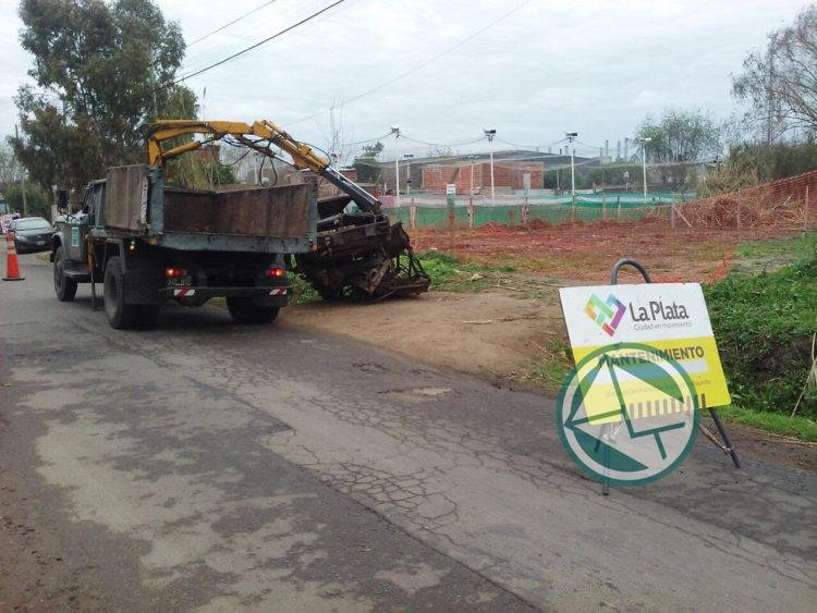 Con más de 200 vehículos retirados, continúan la remoción y compactación de autos abandonados