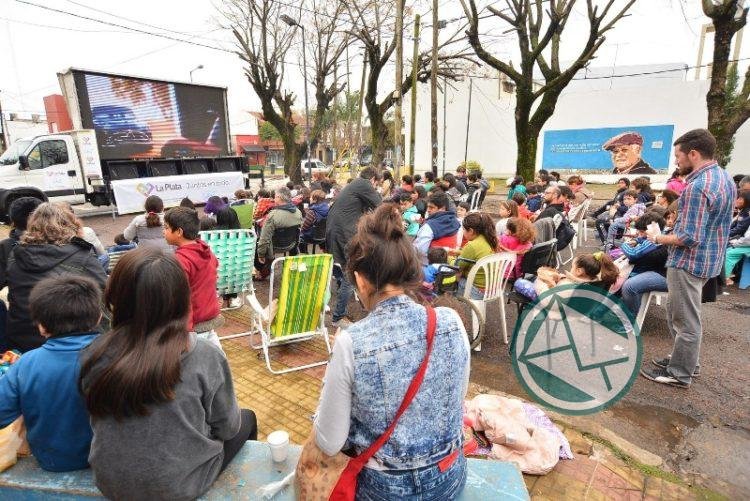 El Cine Select Móvil pasó con gran éxito por Los Hornos