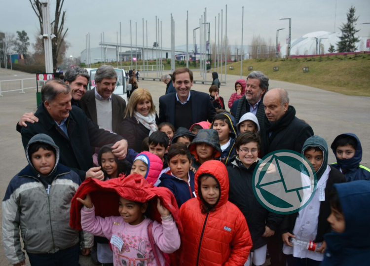 Garro, Lombardi y Elustondo recorrieron Tecnópolis junto a 5 mil alumnos platenses Garro, Lombardi y Elustondo recorrieron Tecnópolis junto a 5 mil alumnos platenses