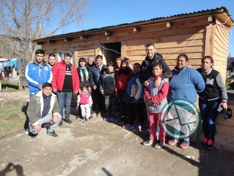Jesús Helguera con sus precandidatos entregaron casillas a familias necesitadas