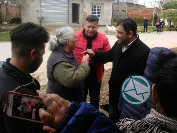 Jesús Helguera dialogó con vecinos del Santa Cruz y realizó una intervención de limpieza en el barrio