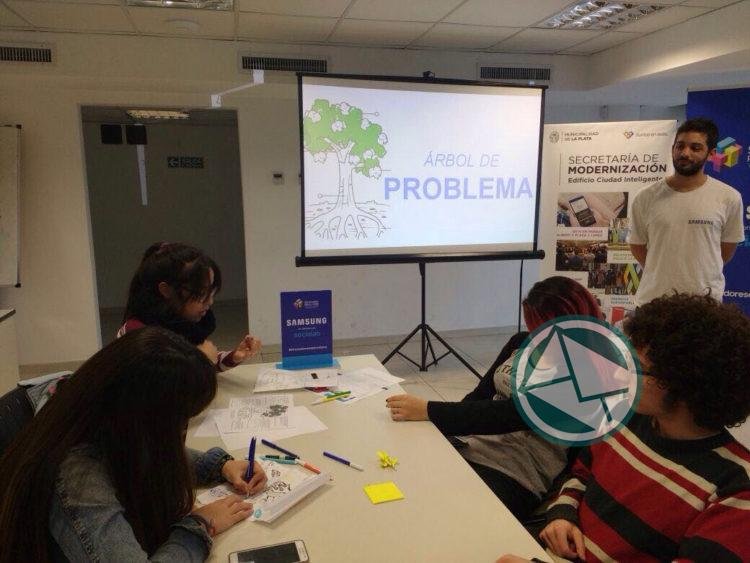 Talleres para los chicos que participarán del concurso “Soluciones para el futuro” Talleres para los chicos que participarán del concurso “Soluciones para el futuro”