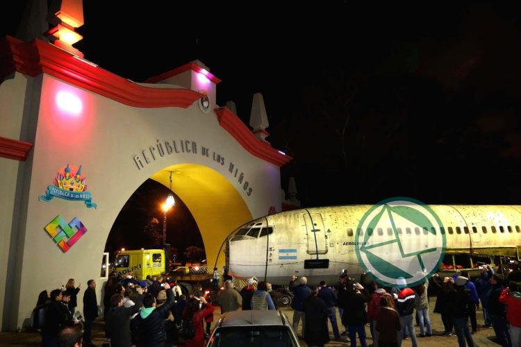 Llegó a la República de los Niños un avión que protagonizó la historia argentina Llegó a la República de los Niños un avión que protagonizó la historia argentina