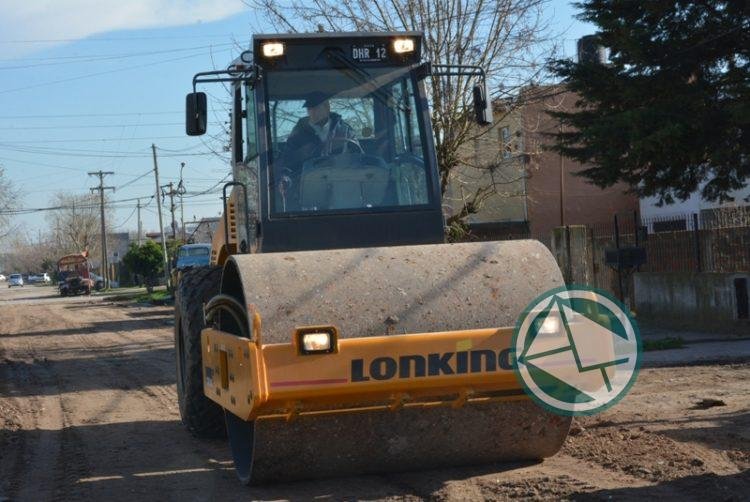 Se puso en funcionamiento el nuevo rodillo autopropulsado para mejorar las calles de Berisso