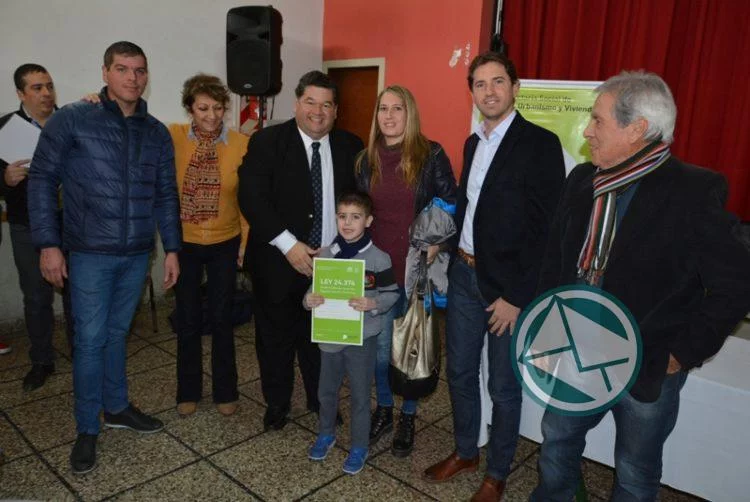 El intendente de Berisso hizo entrega de escrituras de propiedad