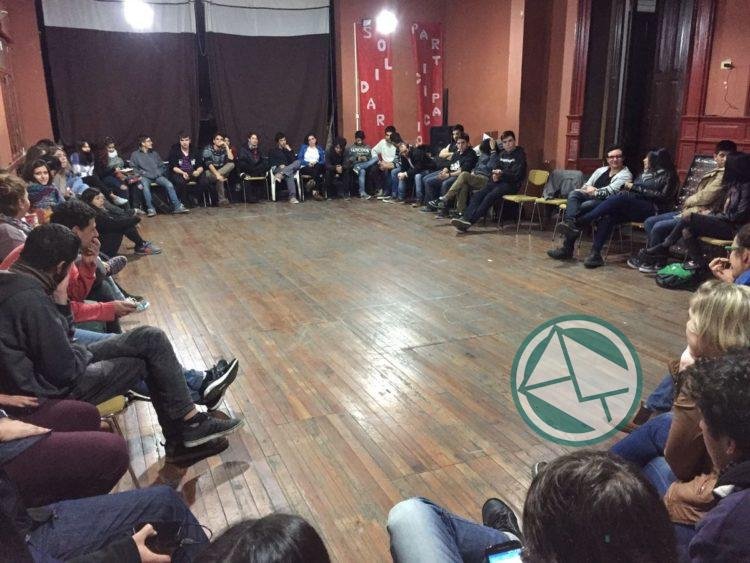 Encuentro de candidatos del Frente Socialista y Popular de La Plata con jóvenes