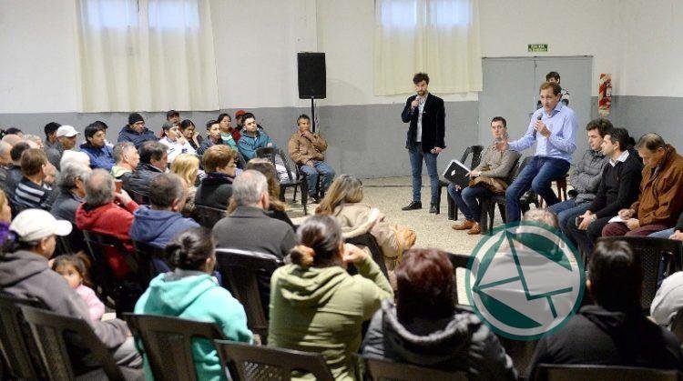 Garro participó de un encuentro con los vecinos de Arana