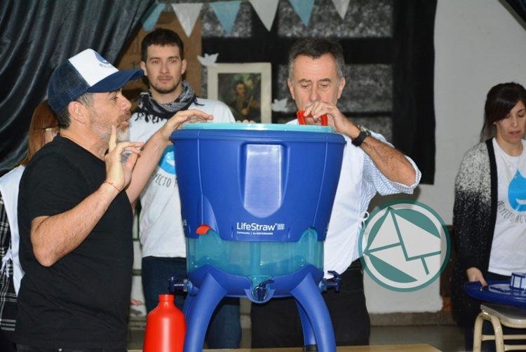 Julián Weich y Pancho Ibáñez llegaron con el Programa “Agua Segura” a la Escuela Rural N° 23 de Berisso