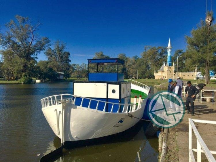 Totalmente restaurado, el barco de ‘La Repu’ vuelve al lago del predio de Gonnet Totalmente restaurado, el barco de ‘La Repu’ vuelve al lago del predio de Gonnet
